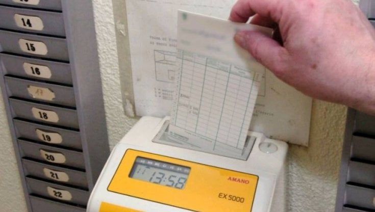 Assolti i furbetti del cartellino alla piscina comunale. Per l'accusa andavano al bar anziché a lavorare