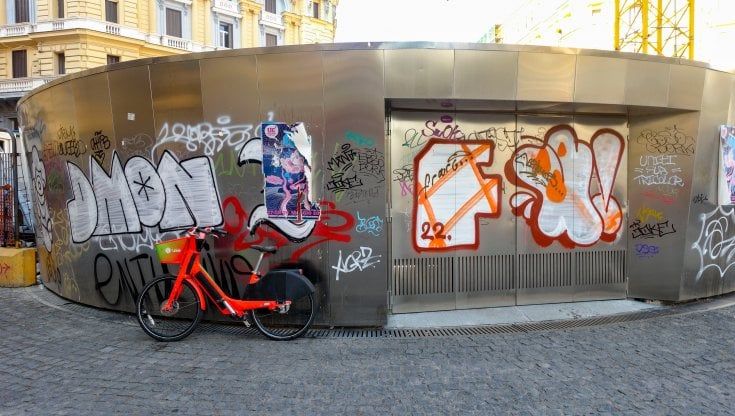 Napoli, sfregiata dai vandali la stazione Duomo: disegni e scritte con la vernice spray