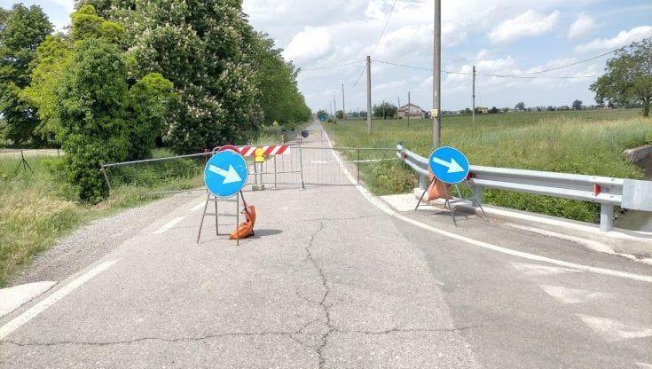 Chiuso il ponte sul canale Galasso: "Blindati nella nostra frazione". Alinovi: "Lavori finiti entro settembre"