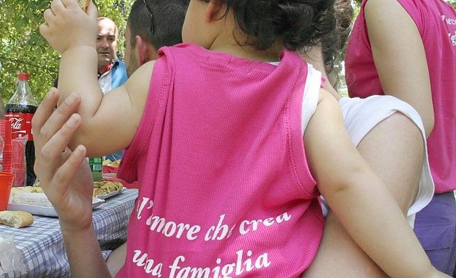 "Non &egrave; dannoso per una bimba<br />vivere con una coppia gay"