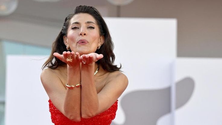 Ciak si sfila, il red carpet della serata d’apertura della Mostra. Le pagelle dei look