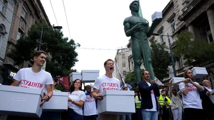 Ecologisti e nazionalisti, rivoluzionari e conservatori. Contro Vucic gli studenti candidano tutti