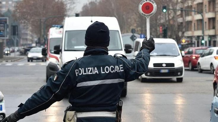 Nuovo codice della strada, Torino 90 multe il primo giorno. I vigili: “Meno guidatori al cellulare”