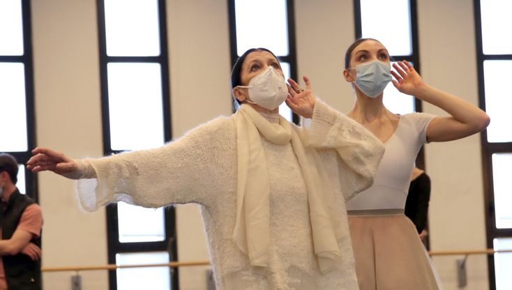 Carla Fracci maestra alla Scala: le lezioni ai ballerini sulla 'sua' Giselle