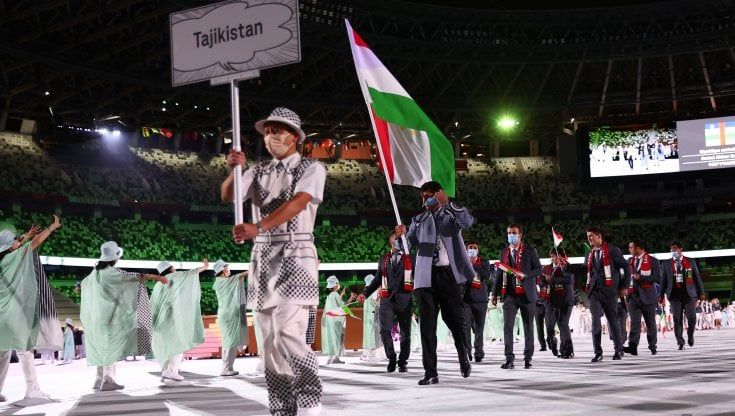 Nel Tajikistan "Covid-free" muore la sorella del presidente: i figli prendono a pugni il ministro della Sanità