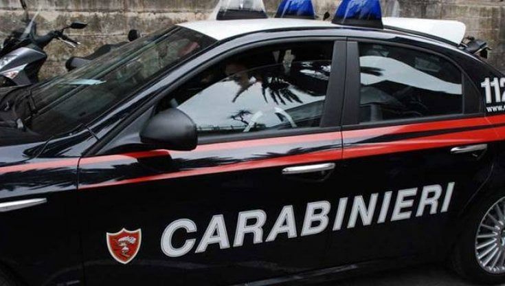 Senzatetto sfonda la porta per trovare riparo in una casa popolare, la proprietaria lo perdona: nessuna denuncia