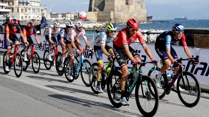 Giro d’Italia, atto III le tappe-cartolina toccano Napoli e Pompei