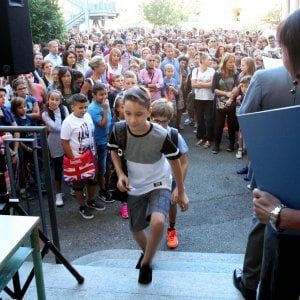 Torino, campanella anticipata per trecento studenti della media 