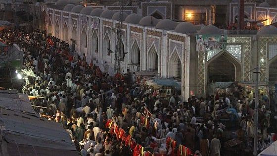 Pakistan, attentato kamikaze al santuario sufi. Oltre 70 morti