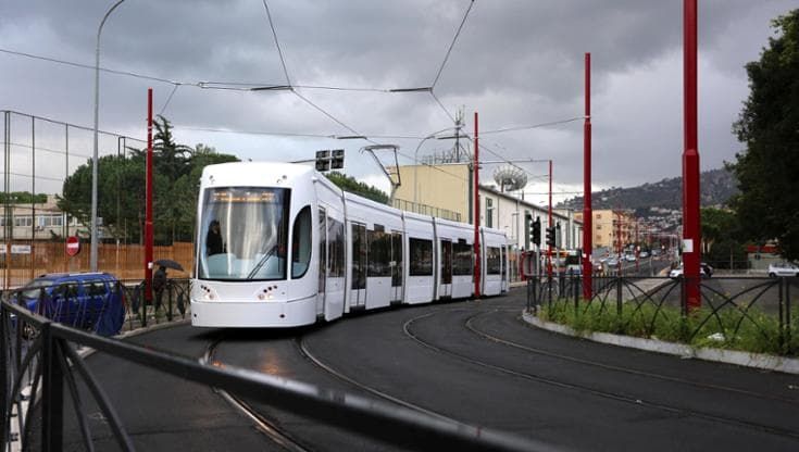 Il Consiglio comunale salva i fondi per il tram grazie al voto dell’opposizione