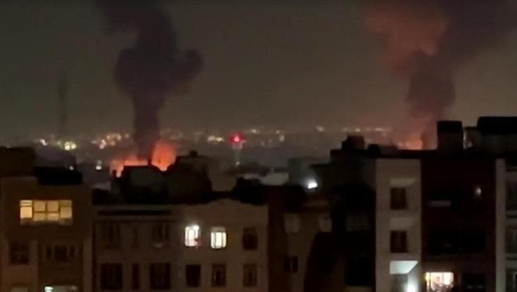 Iran, scende la notte su Teheran: ancora bombe. Fiamme e colonne di fumo nella città