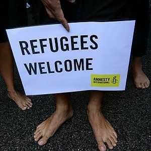 Marcia per i migranti, in duemila a piedi nudi fino alla stazione Tiburtina