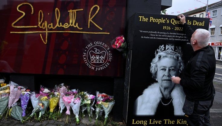 Re Carlo a Belfast: le tensioni in Irlanda del Nord e l'incontro con Sinn Féin