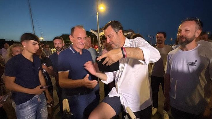 Nostalgia del Papeete: Salvini torna in Riviera e rimpiange Berlinguer