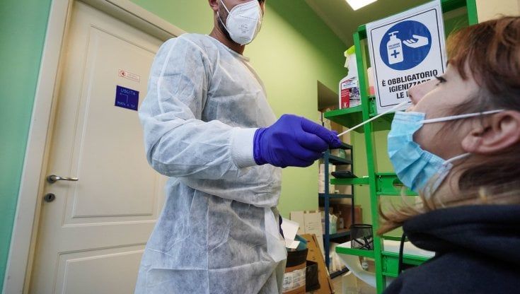 Covid, in Toscana crescono i contagi. Centinaia di classi in Dad