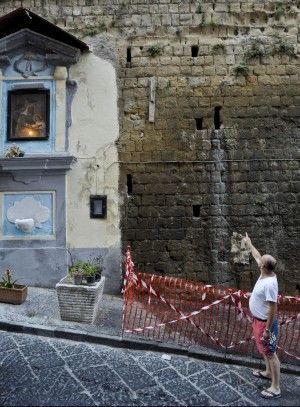 Proteste a Capodimonte<br />per una fogna rotta