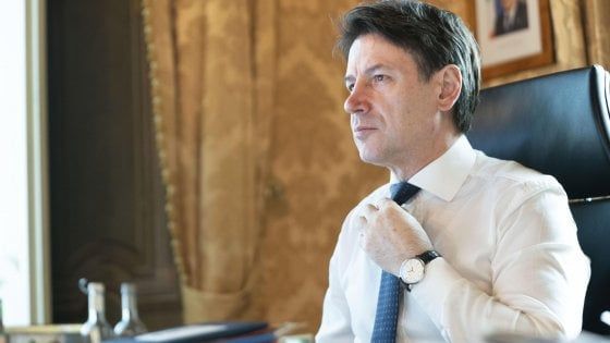Conte: "Liberati 750 miliardi, metà Pil". Azzolina: "Impossibile aggiornare graduatorie precari"