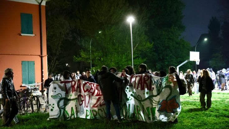 Il corteo al Pilastro contro il museo dei bambini: cori shock e scritte contro Lepore