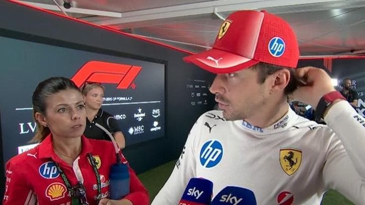 Leclerc, il lapsus sul motore Ferrari e la reazione dell'addetta stampa diventata virale