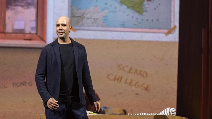 Checco Zalone torna a Bari: mattatore per tre serate con “Amore + Iva” all’Arena della Vittoria