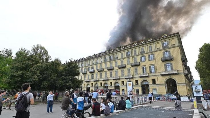 Incendio di piazza Carlo Felice: la procura chiede tre condanne a un anno e quattro mesi