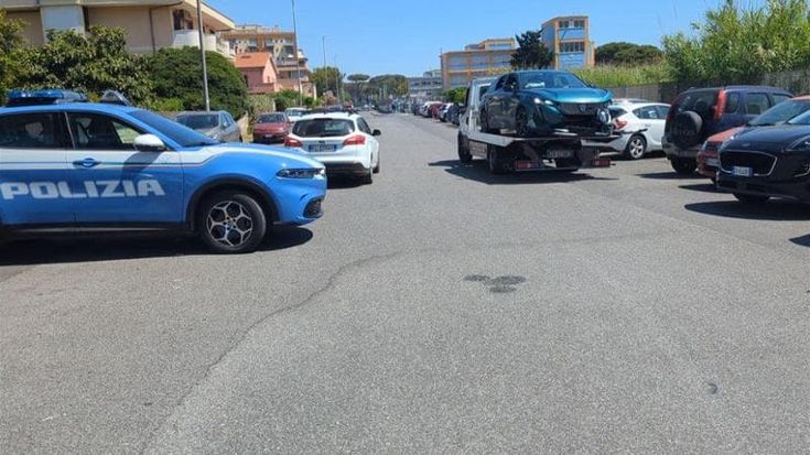 Ostia, non si fermano all’alt della polizia: durante l’inseguimento travolgono due ragazzine