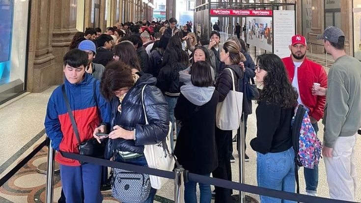 Tutti pazzi per Uniqlo, file dalle prime ore del mattino per l’inaugurazione. C’è anche il sindaco Gualtieri