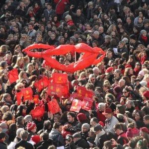 Donne in piazza per il diritto all'aborto e contro la violenza
