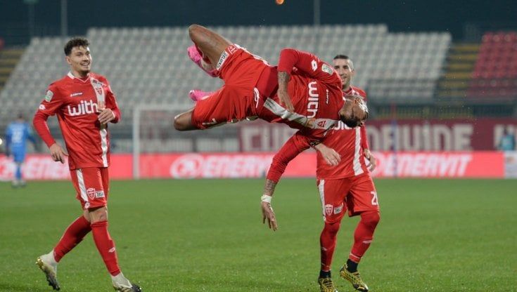 Serie B: l'Empoli balza al comando, il Lecce blocca la Salernitana. Goleada Monza, Boateng show