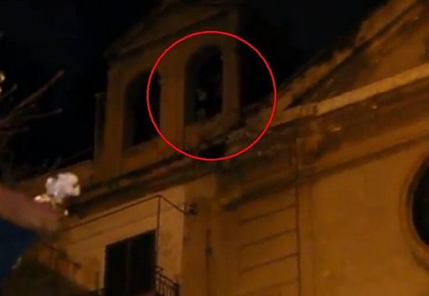 Folla al mercato popolare del Capo<br />"C'&egrave; il fantasma di una suora"
