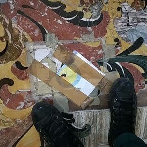 Certosa di San Martino, scotch e carta per coprire un buco nel marmo policromo del Fanzago