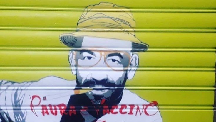 Genova, Bassetti versione street art sulla serranda di un bar in centro storico