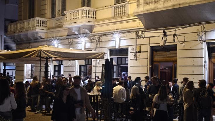 Bari, tornano tavolini in largo Adua e piazza Diaz: “Spazio nei giardini contro la movida molesta”