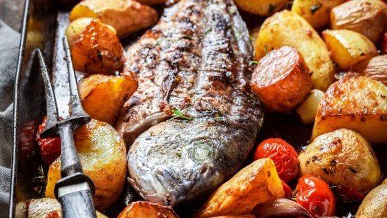 Orata al forno con le patate: la ricetta perfetta di un classico della cucina di pesce