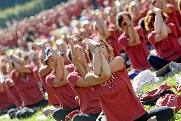 Milano, masterclass da record per lo yoga all'Arco della Pace