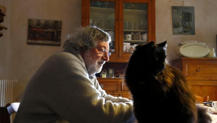 Guccini visita a sorpresa la sua mostra. “Non riesco più a leggere, in tv cedo a Temptation Island”