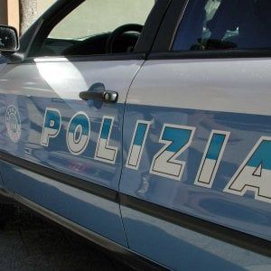 Torino, accoltella la moglie col bimbo nel marsupio: sudanese arrestato dalla polizia