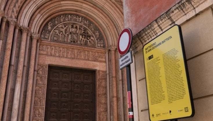 "Quei cartelli color senape disseminati in città" 