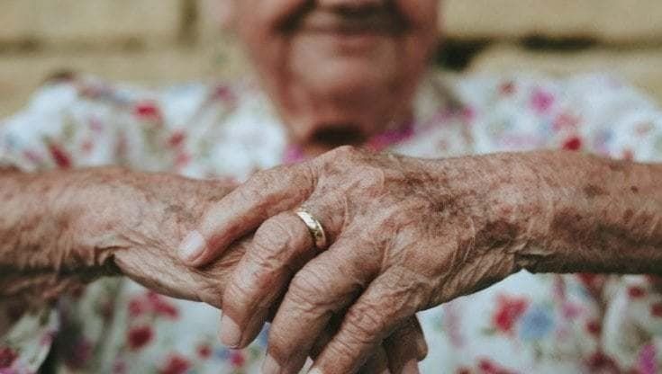 A 105 anni cancellata dal registro medici di base e assegnata a pediatra: “Per il sistema ha 5 anni”