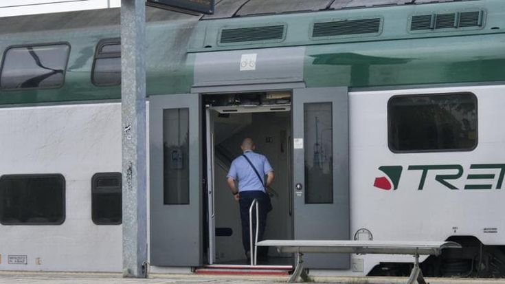 Ritardi e cancellazioni, per i pendolari della Lombardia è un’odissea continua: “A settembre battuto il record”