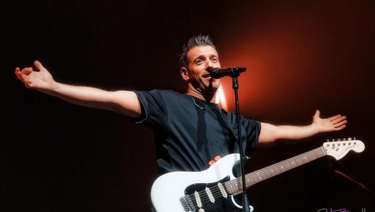 Gabbani interrompe per un malore il concerto a Letojanni ma il tour riparte
