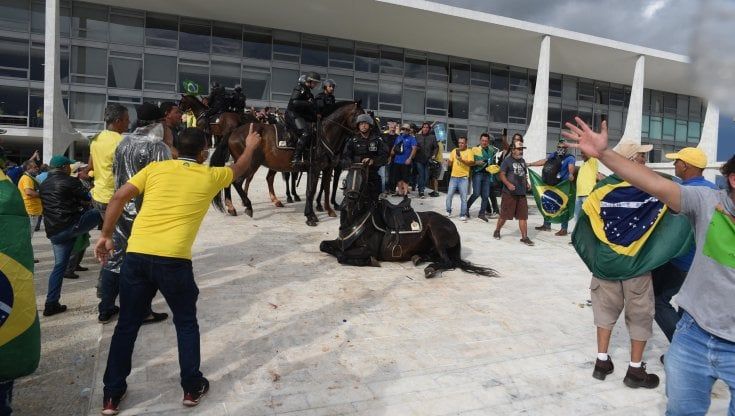 Il triste, solitario e imbarazzante silenzio di Salvini sull'"amico" Bolsonaro