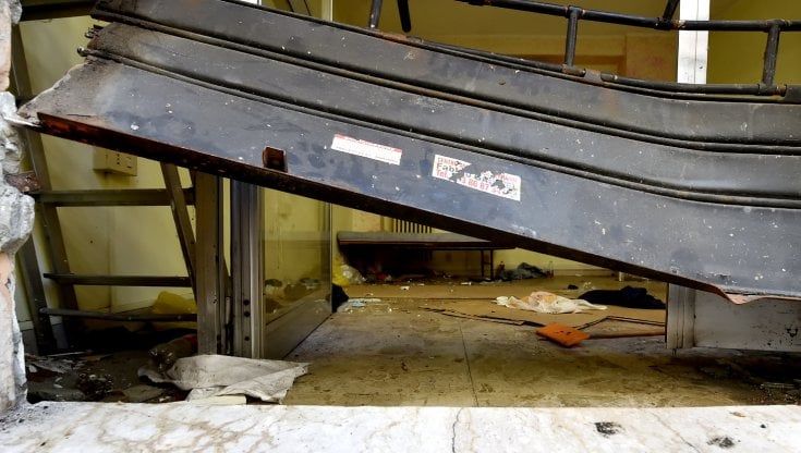 Parma, la municipale sgombera il negozio occupato in centro 