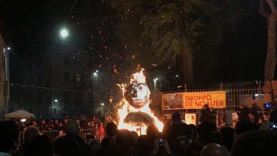 Brescia, bruciato fantoccio di Matteo Salvini per il tradizionale 'rogo della vecchia'. Il ministro: "Io vado avanti"