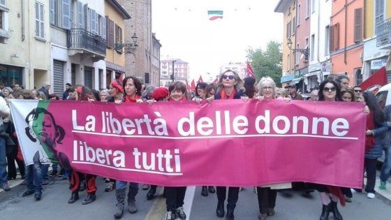 Parma, la spesa solidale della Casa delle donne: “Da una scintilla è nata una gara per aiutare”