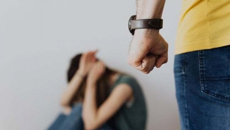 Minorenne violentata, la madre dei fratelli arrestati: "Accusati di stupro per vendetta"