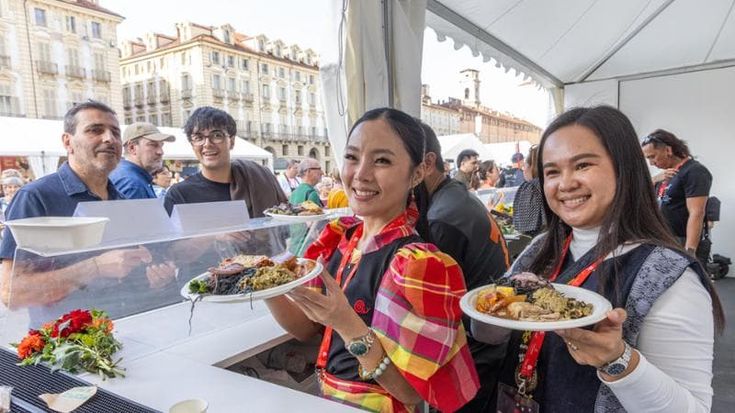 Terra Madre, folla e assaggi tra gli stand: ogni gusto è un romanzo e Carlin Petrini è ovunque
