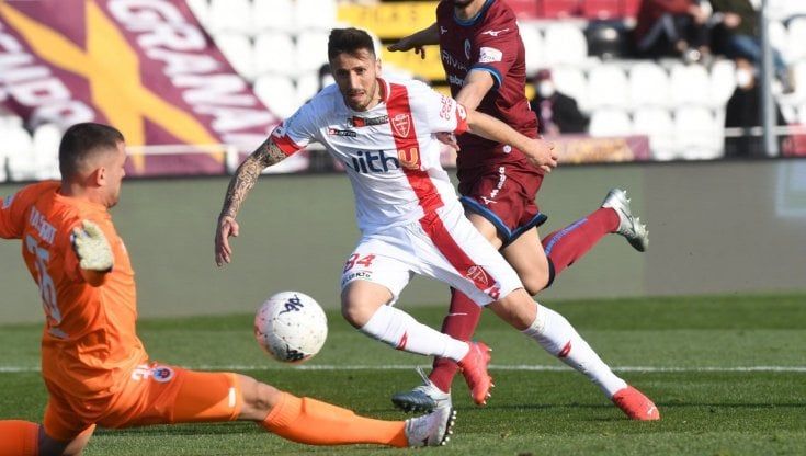 Serie B, la Cremonese batte il Brescia e va in vetta. Il Pisa passa a Pordenone, Il Monza in 9 vince a Cittadella