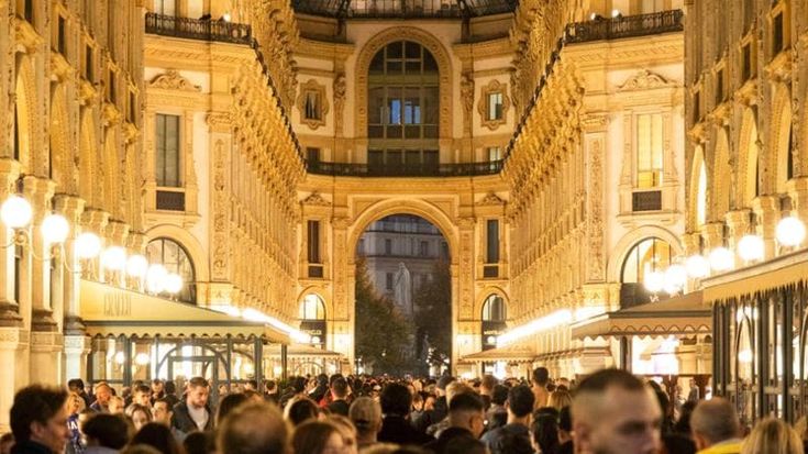 A Milano cercansi commessi, camerieri e cuochi: i 16 mila posti per lo sprint di fine anno tra shopping natalizio e turismo