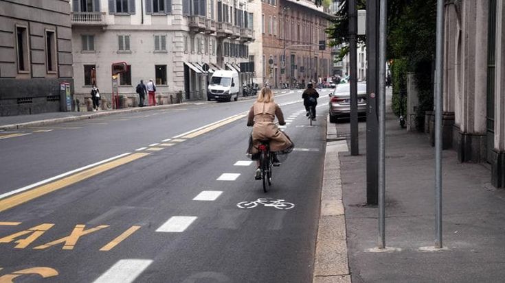 Figli, spesa, poste e farmacia: sulla mobilità delle donne pesano gli impegni di famiglia